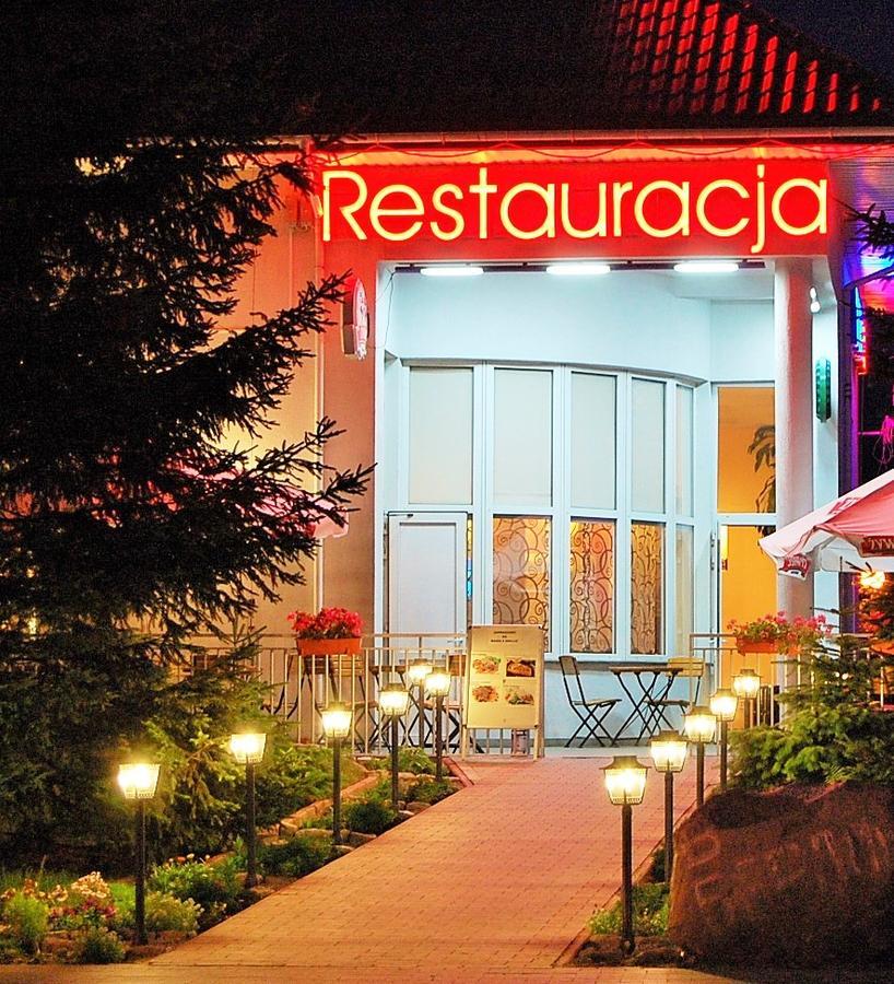 Hotel Tirest Grebiszew Exterior foto