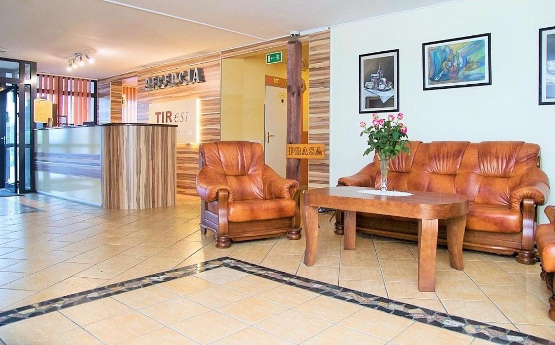Hotel Tirest Grebiszew Exterior foto